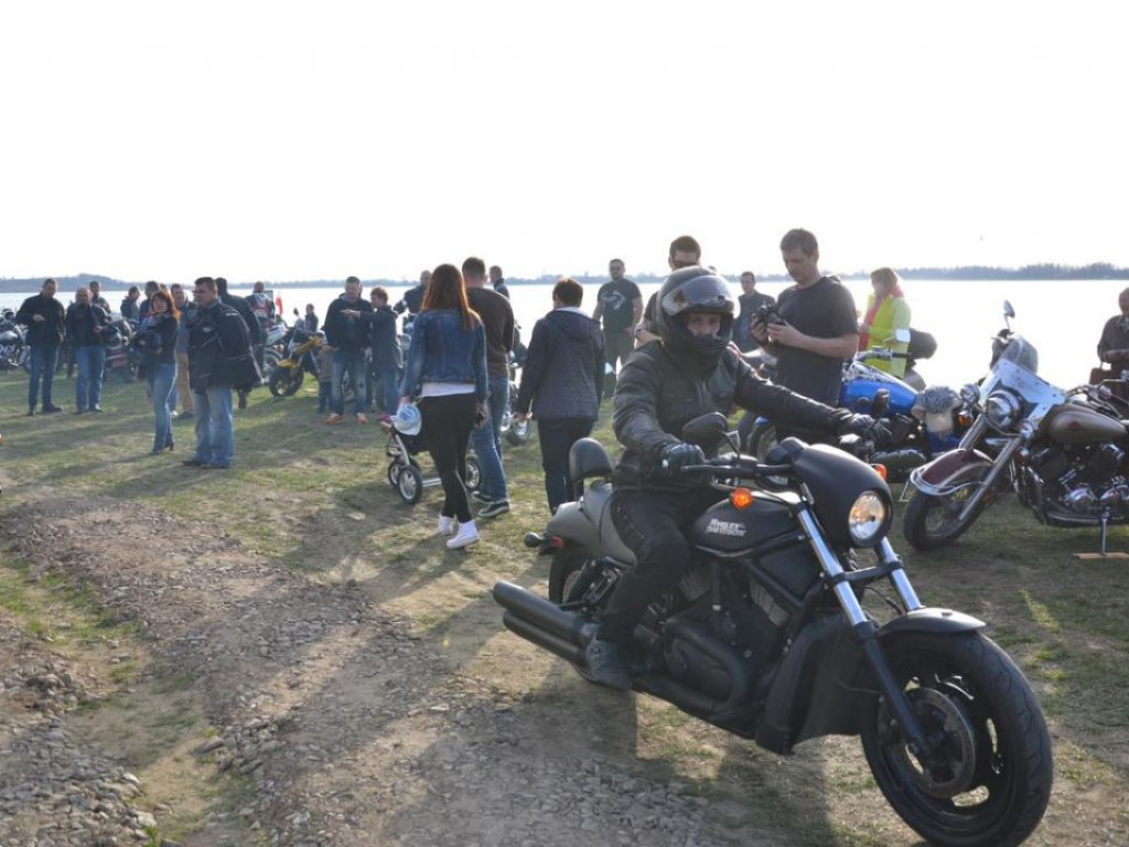 Motocykliści nad jeziorem [Zdjęcia]