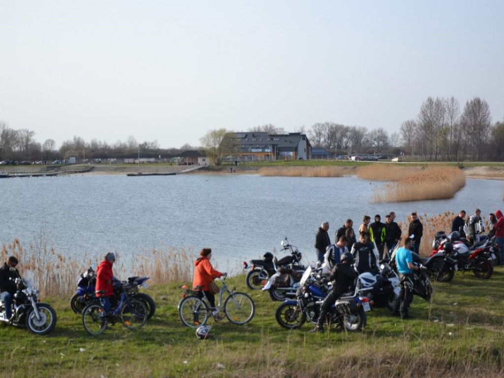 Motocykliści nad jeziorem [Zdjęcia]