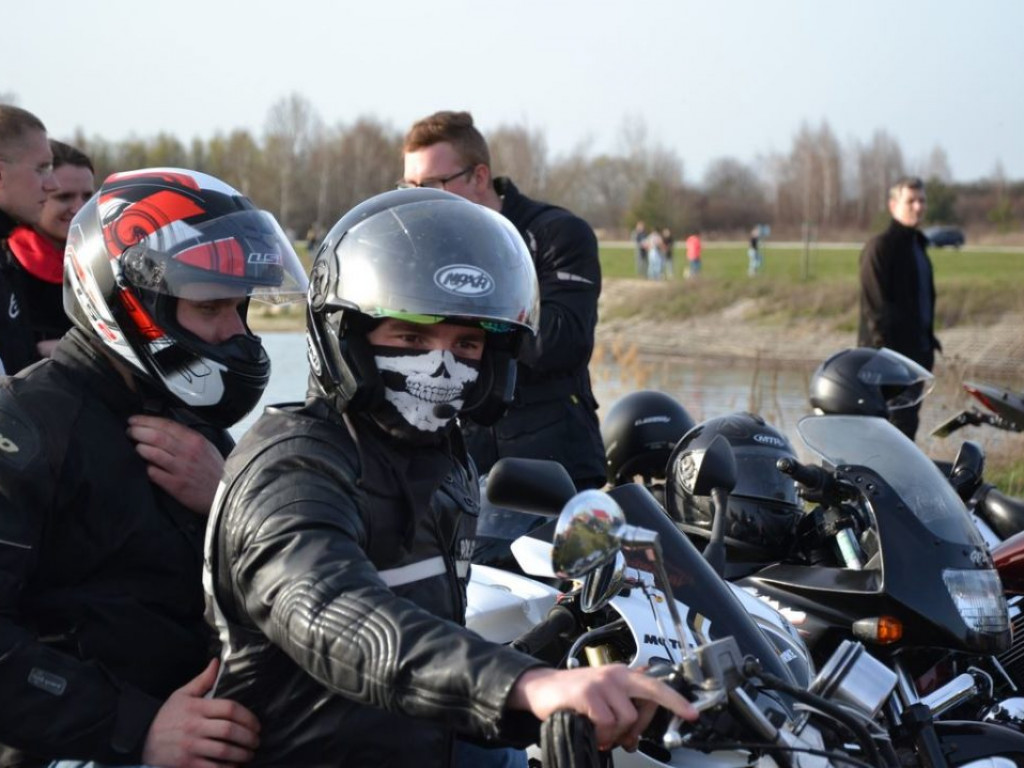 Motocykliści nad jeziorem [Zdjęcia]