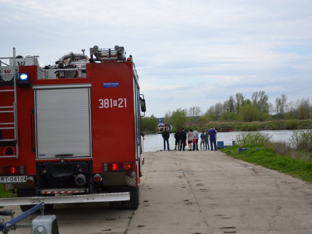 Mężczyzna wpadł do Wisły. Trwają poszukiwania! [Zdjęcia]