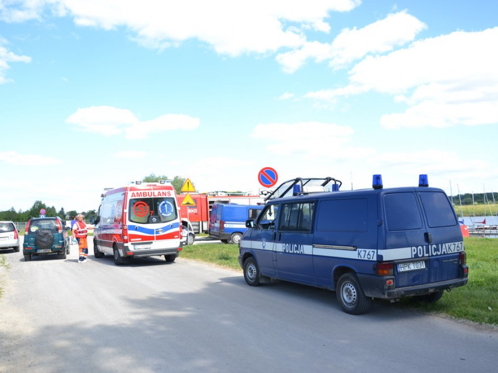 Mężczyzna wypadł z pontonu na Jeziorze Tarnobrzeskim. Uratowali do kajakarze [Zdjęcia]