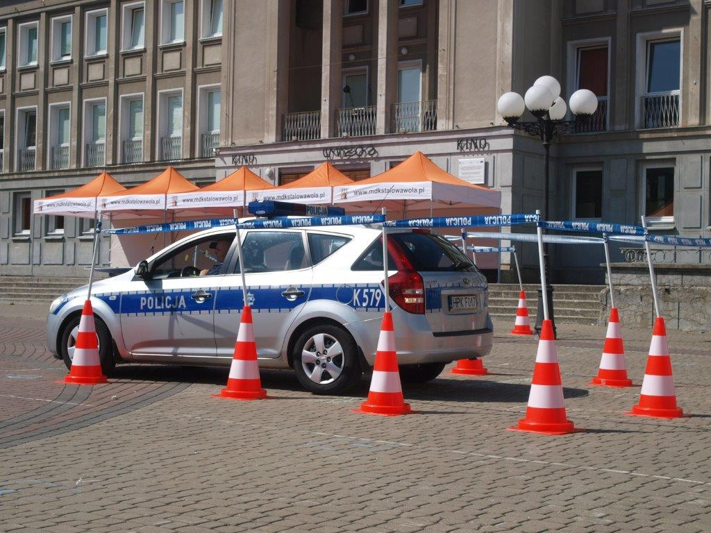 Biało od policji na ulicach Stalowej Woli