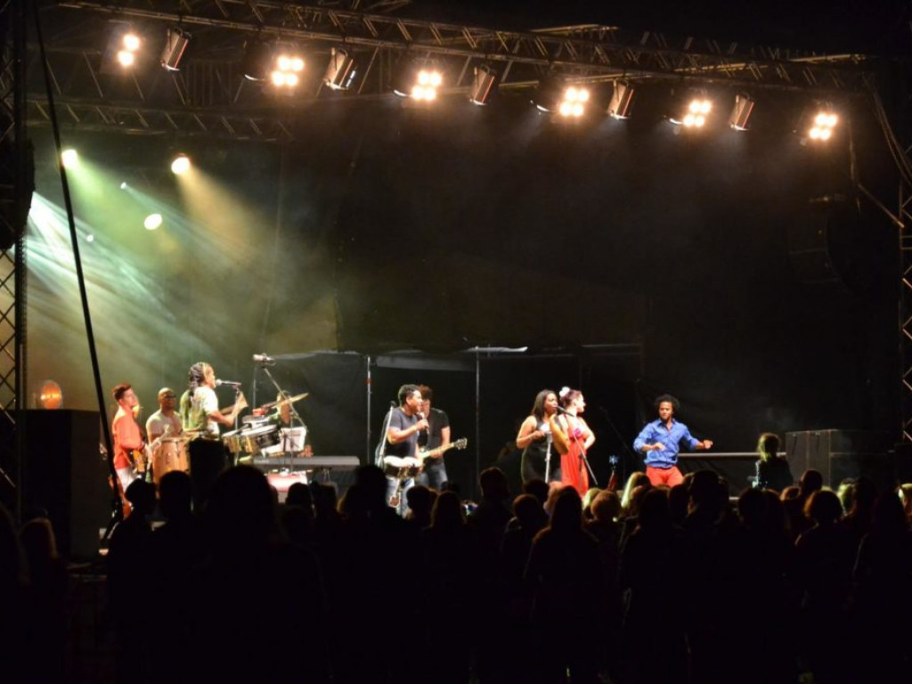 Trwa Festiwal Siarki, Ognia i Bębnów nad Jeziorem Tarnobrzeskim [Zdjęcia] [Wideo]