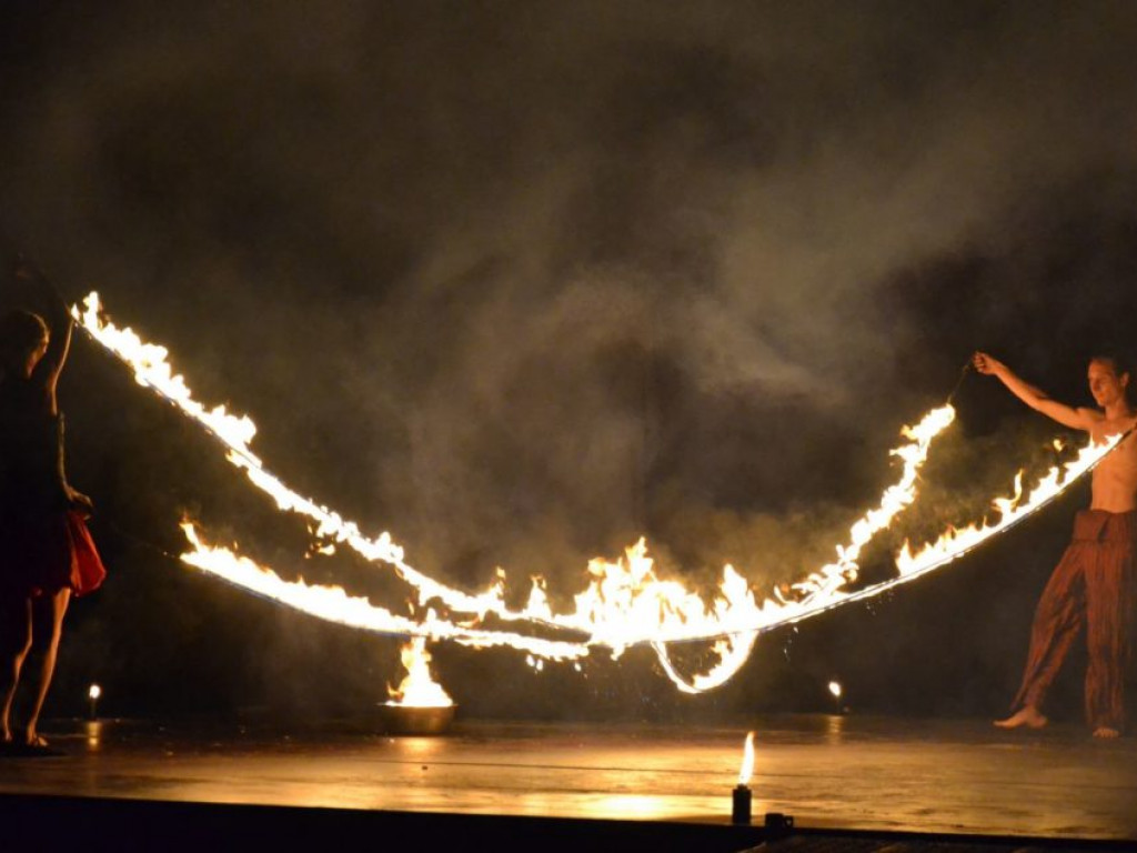 Trwa Festiwal Siarki, Ognia i Bębnów nad Jeziorem Tarnobrzeskim [Zdjęcia] [Wideo]