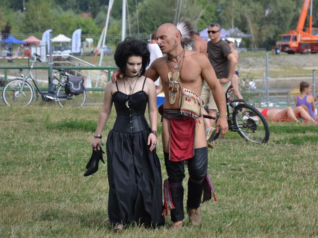 Trwa Festiwal Siarki, Ognia i Bębnów nad Jeziorem Tarnobrzeskim [Zdjęcia] [Wideo]