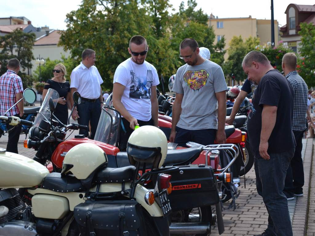 Spotkanie pojazdów PRL w Tarnobrzegu [Zdjęcia]