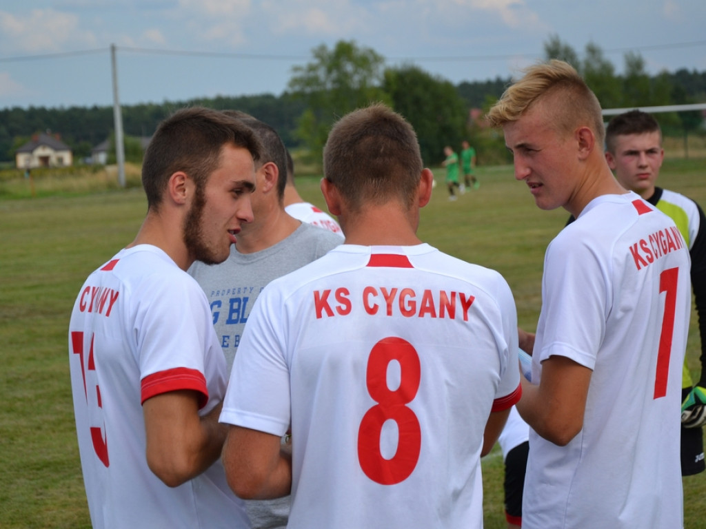 Tysiąc mieszkańców i dwie drużyny piłkarskie. Derby w Cyganach! [Zdjęcia]