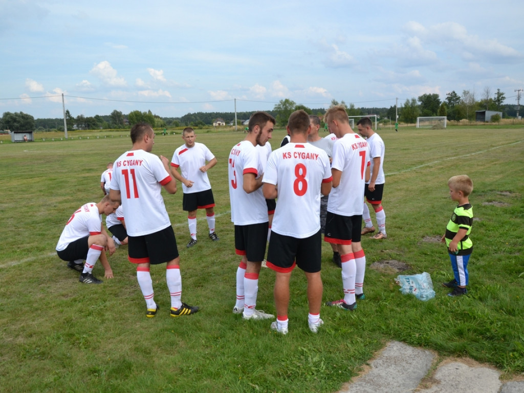 Tysiąc mieszkańców i dwie drużyny piłkarskie. Derby w Cyganach! [Zdjęcia]