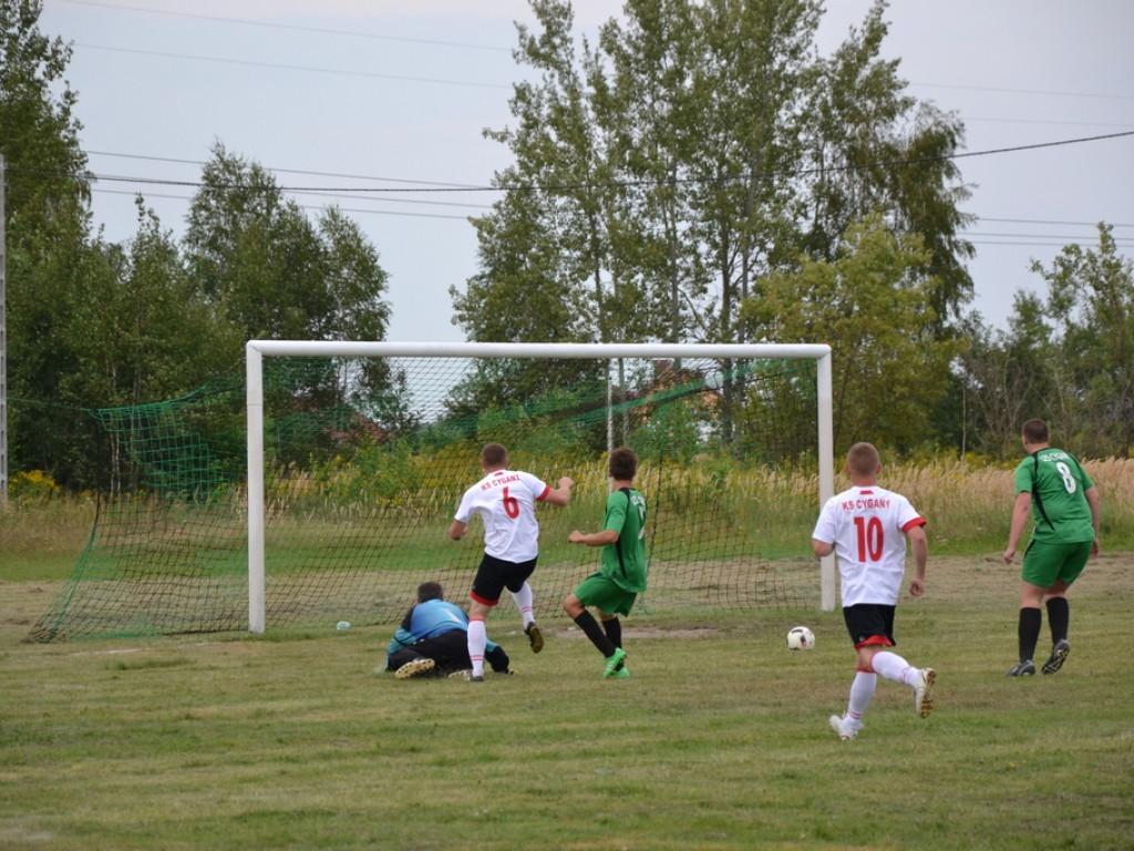 Tysiąc mieszkańców i dwie drużyny piłkarskie. Derby w Cyganach! [Zdjęcia]