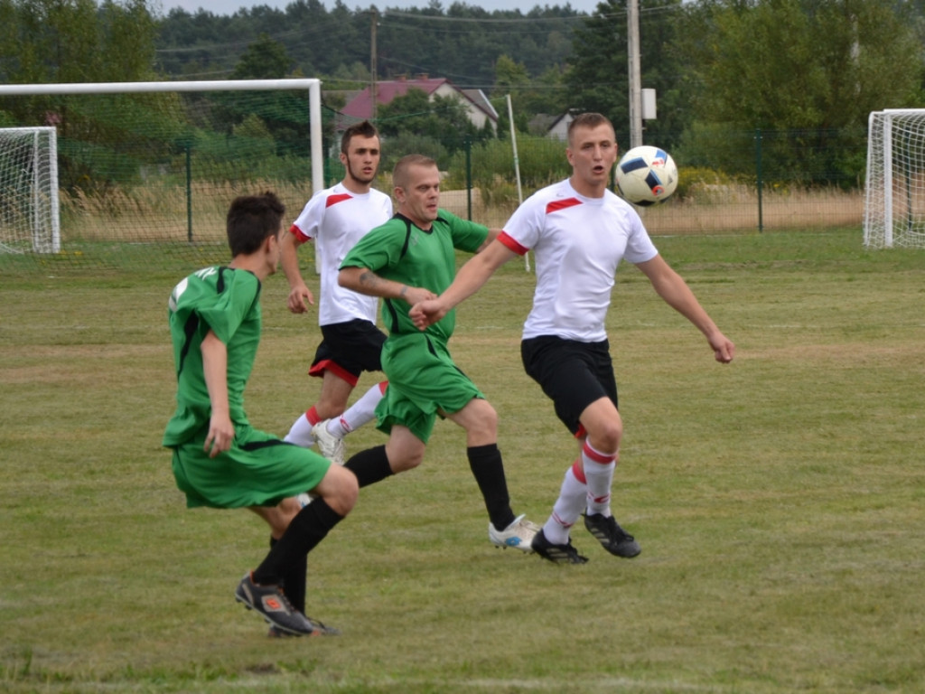 Tysiąc mieszkańców i dwie drużyny piłkarskie. Derby w Cyganach! [Zdjęcia]