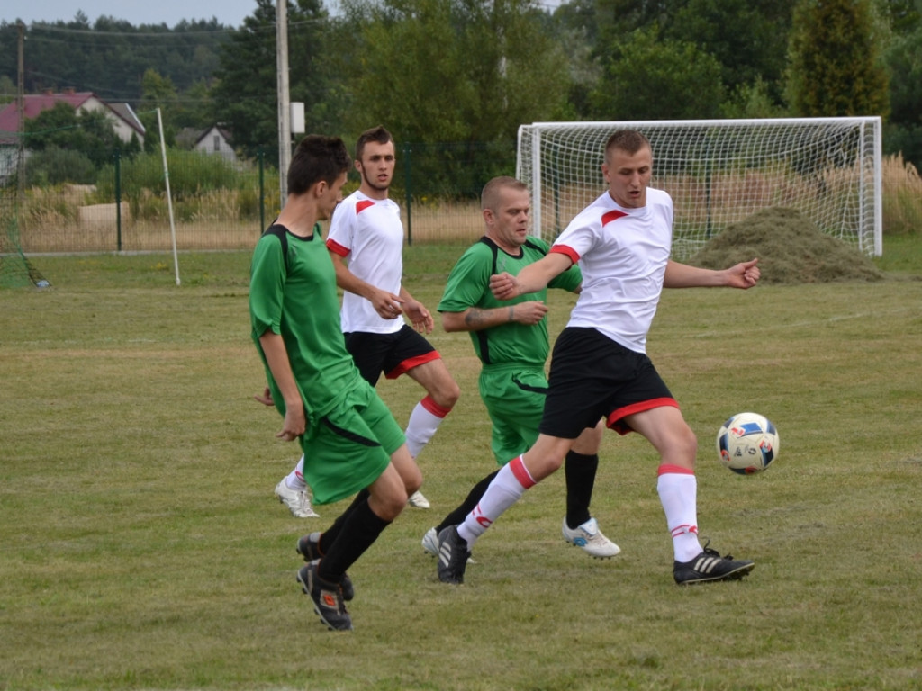 Tysiąc mieszkańców i dwie drużyny piłkarskie. Derby w Cyganach! [Zdjęcia]