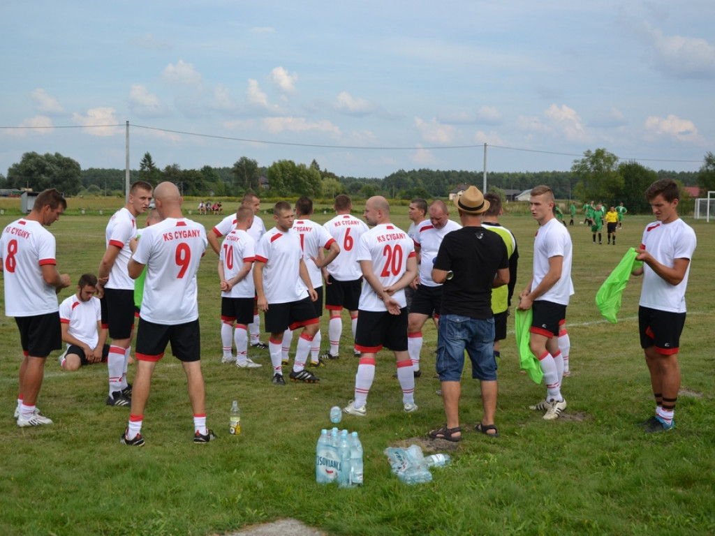 Tysiąc mieszkańców i dwie drużyny piłkarskie. Derby w Cyganach! [Zdjęcia]