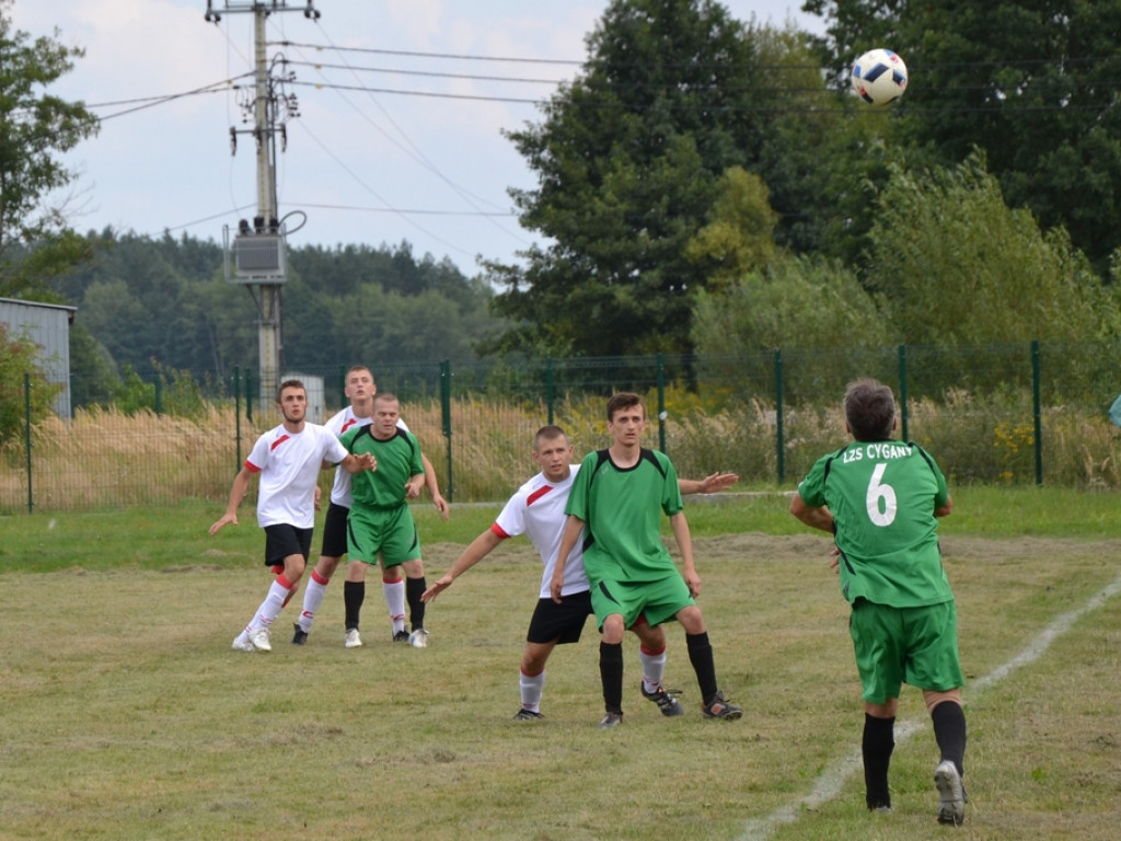 Tysiąc mieszkańców i dwie drużyny piłkarskie. Derby w Cyganach! [Zdjęcia]