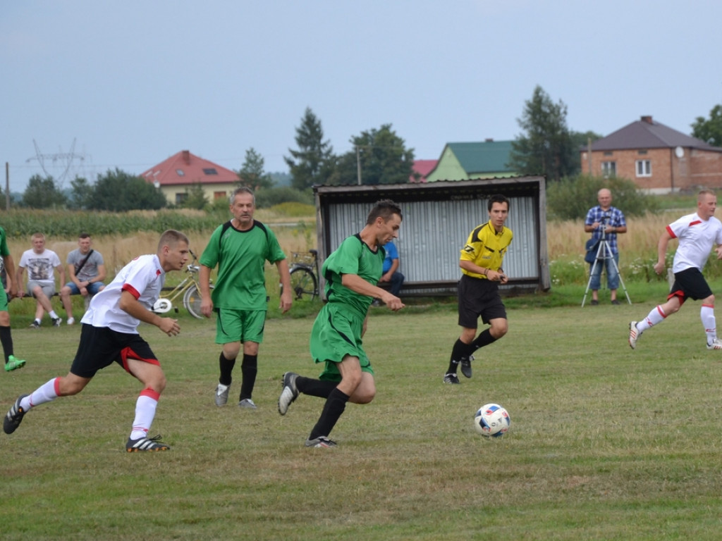Tysiąc mieszkańców i dwie drużyny piłkarskie. Derby w Cyganach! [Zdjęcia]