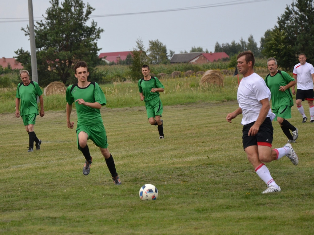 Tysiąc mieszkańców i dwie drużyny piłkarskie. Derby w Cyganach! [Zdjęcia]