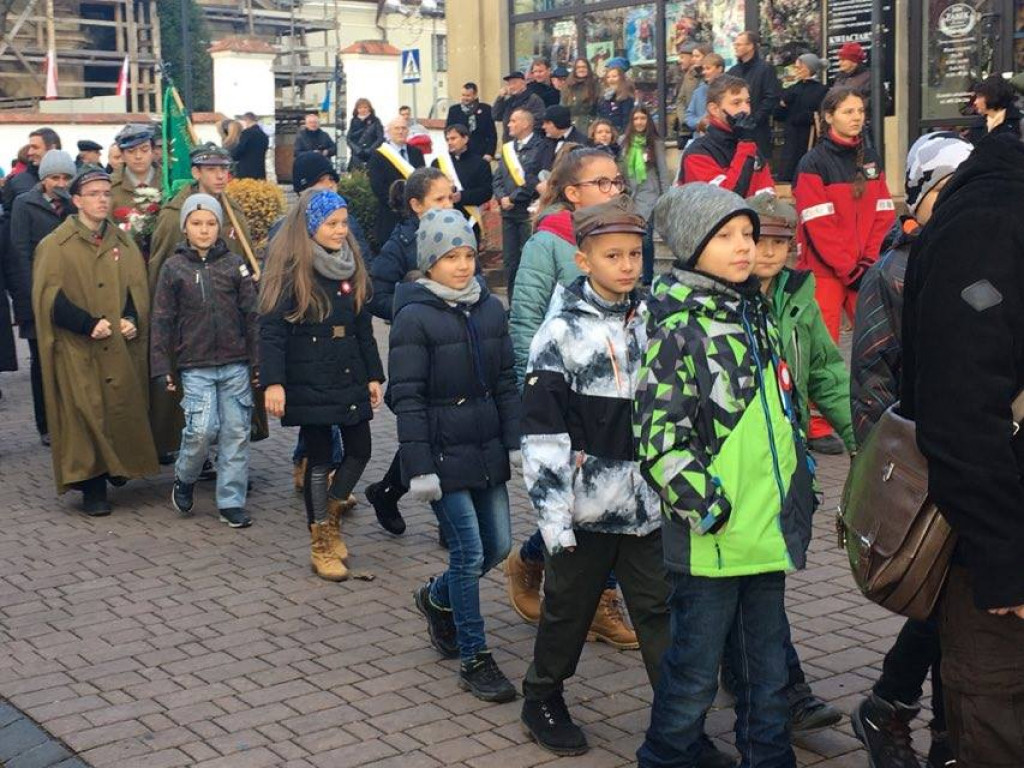 Obchody Święta Niepodległości na tarnobrzeskim rynku [Zdjęcia]