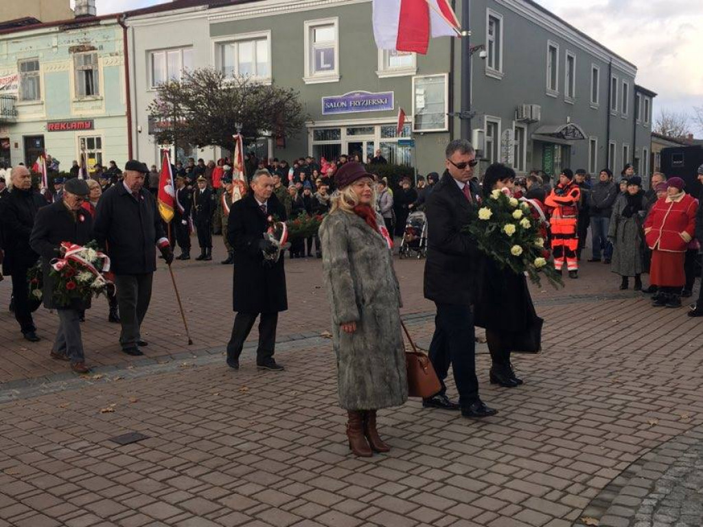 Obchody Święta Niepodległości na tarnobrzeskim rynku [Zdjęcia]