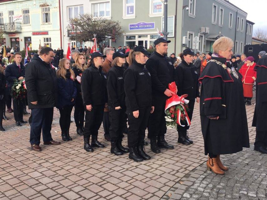 Obchody Święta Niepodległości na tarnobrzeskim rynku [Zdjęcia]