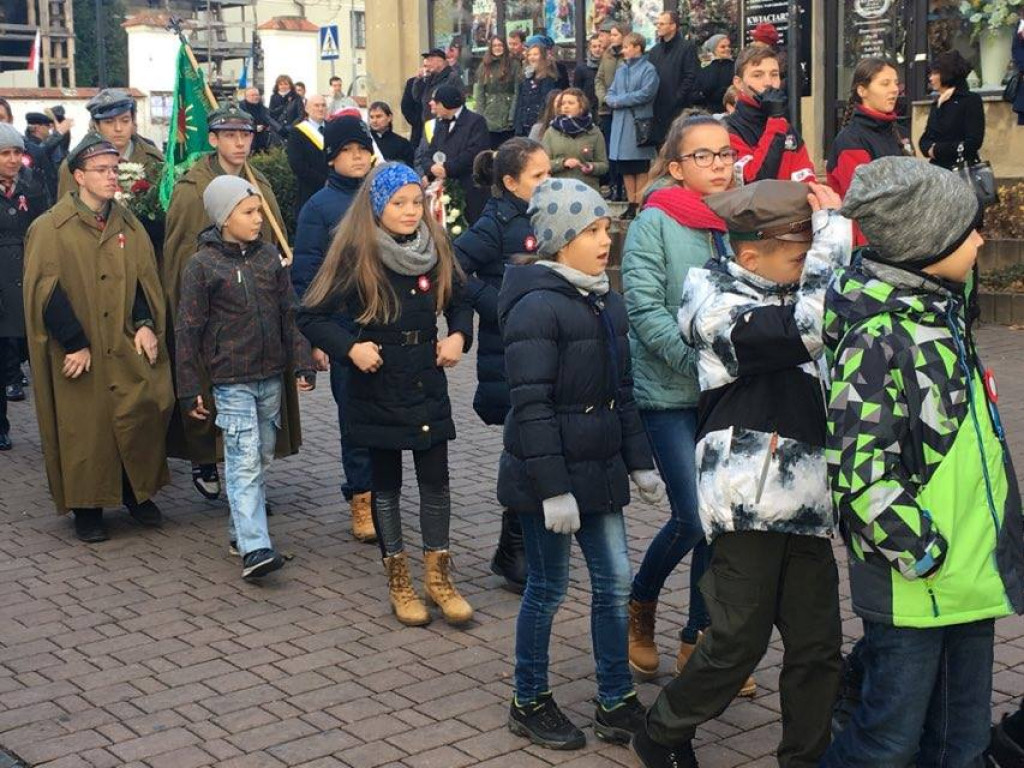 Obchody Święta Niepodległości na tarnobrzeskim rynku [Zdjęcia]