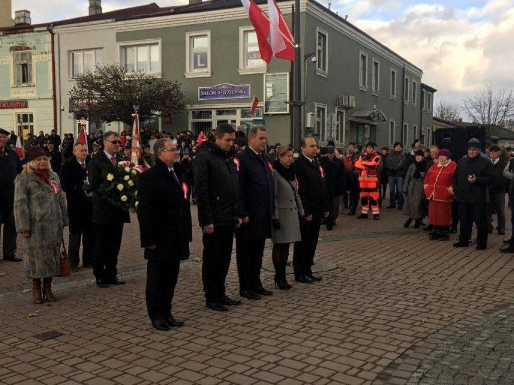 Obchody Święta Niepodległości na tarnobrzeskim rynku [Zdjęcia]