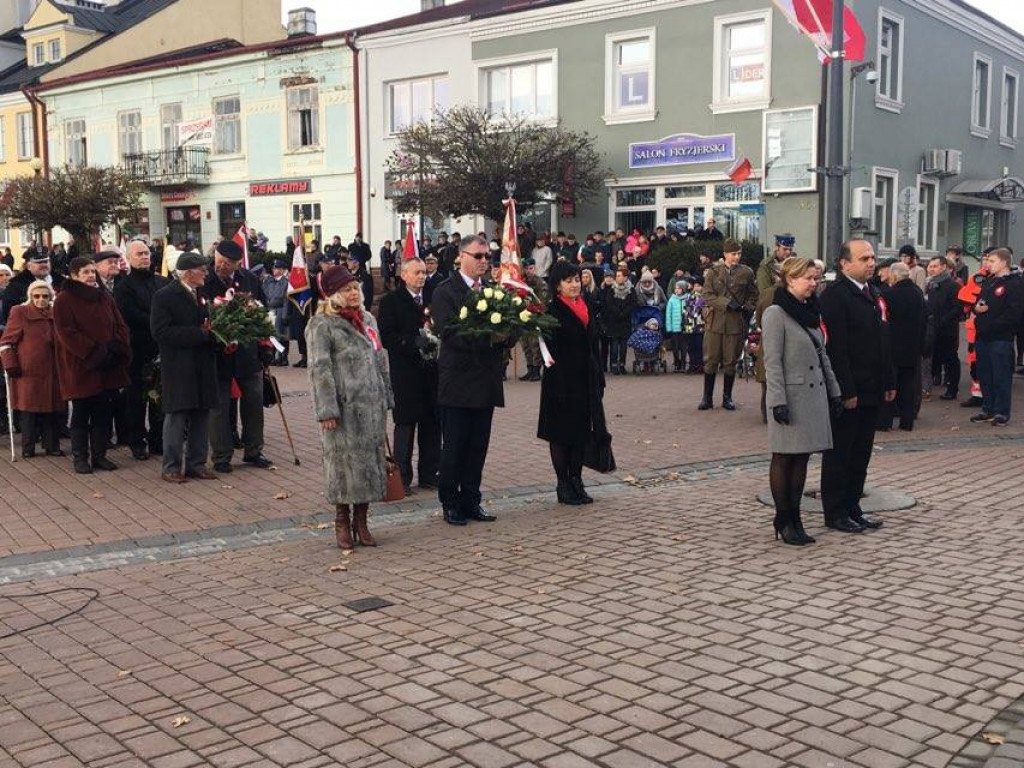 Obchody Święta Niepodległości na tarnobrzeskim rynku [Zdjęcia]