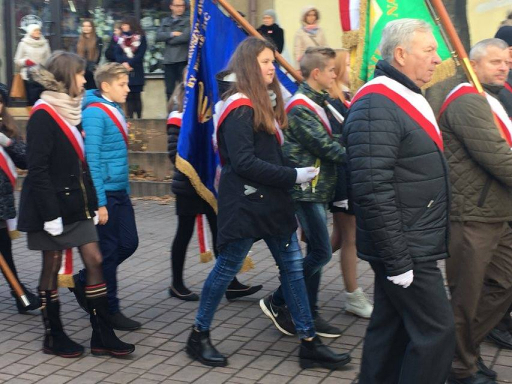 Obchody Święta Niepodległości na tarnobrzeskim rynku [Zdjęcia]