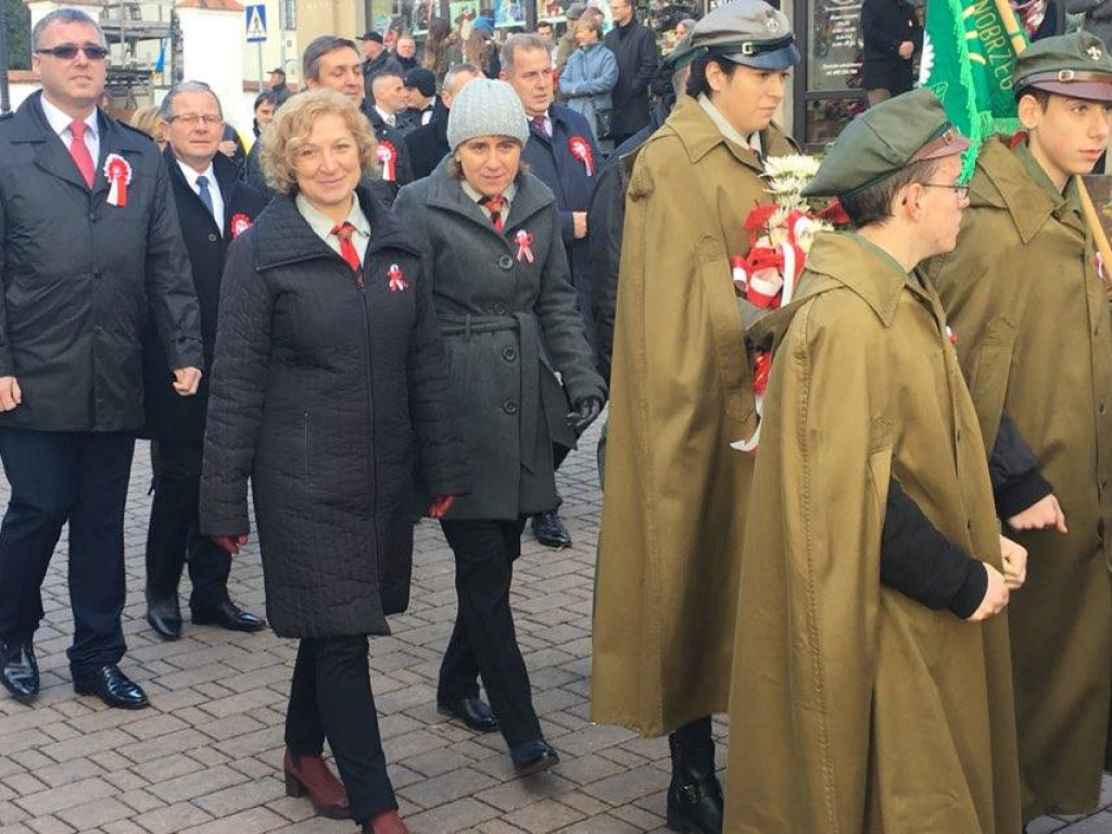 Obchody Święta Niepodległości na tarnobrzeskim rynku [Zdjęcia]