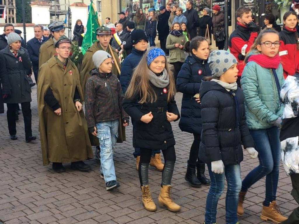 Obchody Święta Niepodległości na tarnobrzeskim rynku [Zdjęcia]