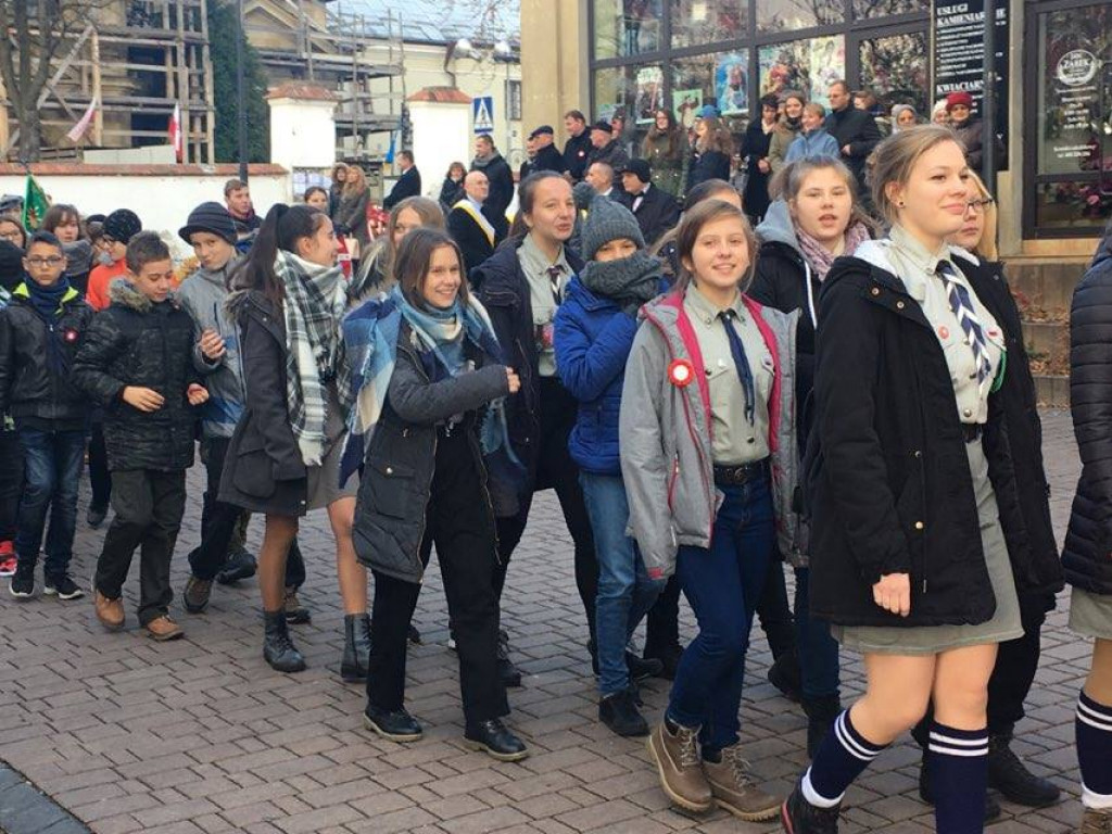 Obchody Święta Niepodległości na tarnobrzeskim rynku [Zdjęcia]
