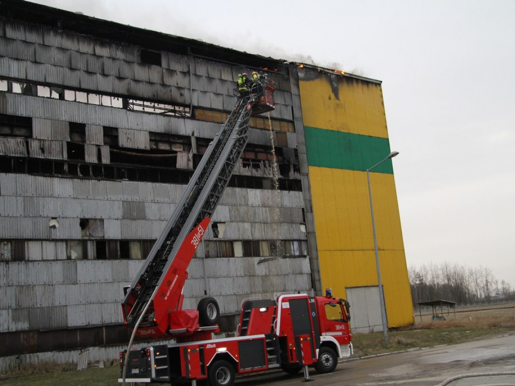 Pożar hali w Machowie w Tarnobrzegu [ZDJĘCIA]
