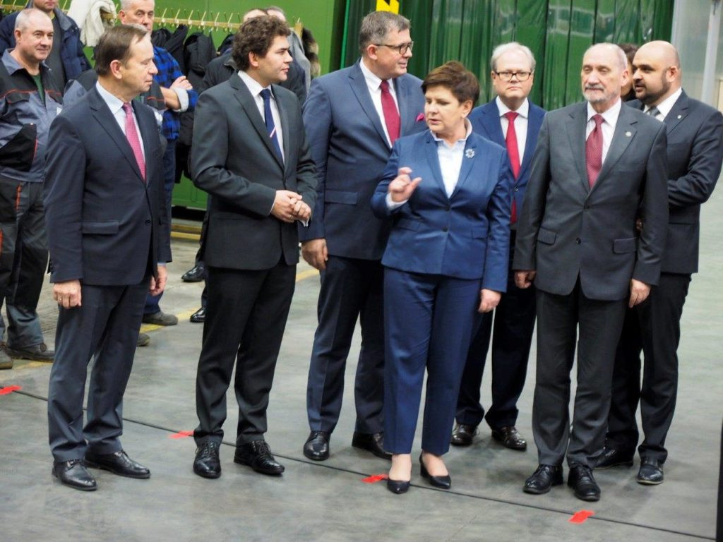 MON na wielkich zakupach w HSW. Premier i minister obrony w Stalowej Woli [ZDJĘCIA]