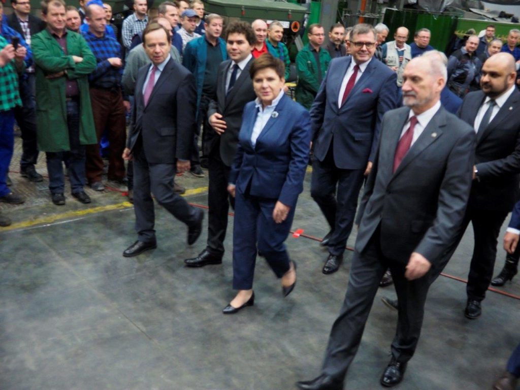 MON na wielkich zakupach w HSW. Premier i minister obrony w Stalowej Woli [ZDJĘCIA]