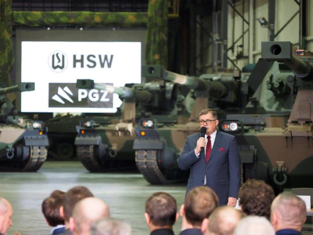 MON na wielkich zakupach w HSW. Premier i minister obrony w Stalowej Woli [ZDJĘCIA]