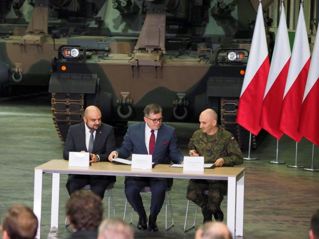 MON na wielkich zakupach w HSW. Premier i minister obrony w Stalowej Woli [ZDJĘCIA]