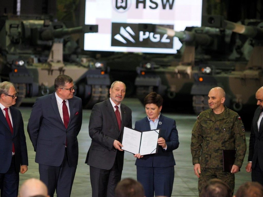 MON na wielkich zakupach w HSW. Premier i minister obrony w Stalowej Woli [ZDJĘCIA]