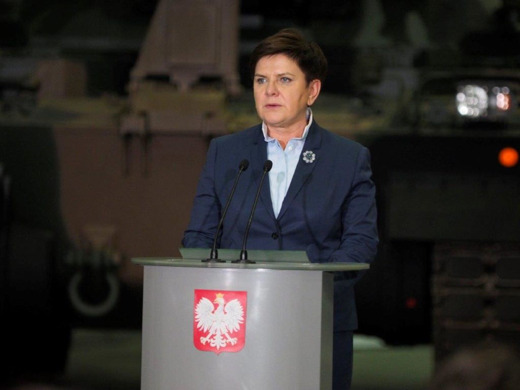MON na wielkich zakupach w HSW. Premier i minister obrony w Stalowej Woli [ZDJĘCIA]