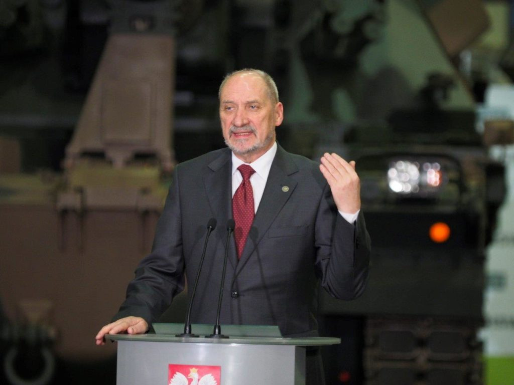 MON na wielkich zakupach w HSW. Premier i minister obrony w Stalowej Woli [ZDJĘCIA]