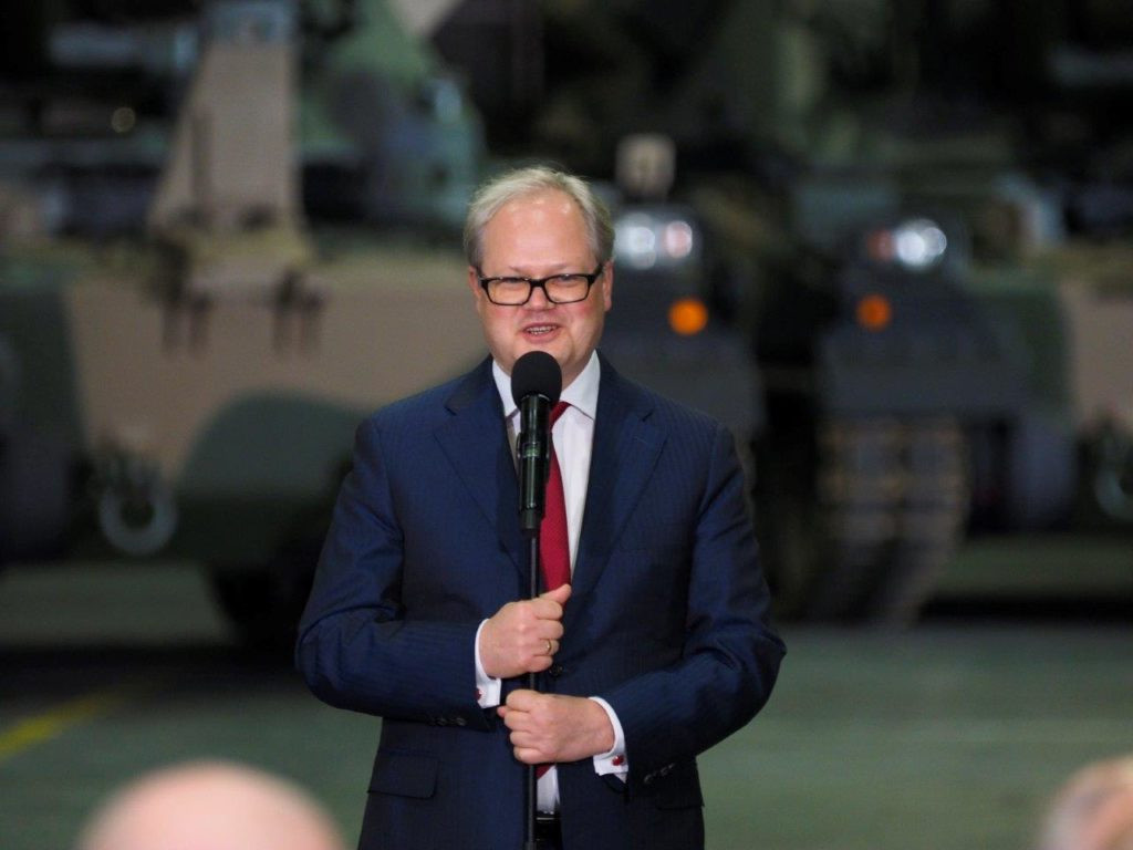 MON na wielkich zakupach w HSW. Premier i minister obrony w Stalowej Woli [ZDJĘCIA]