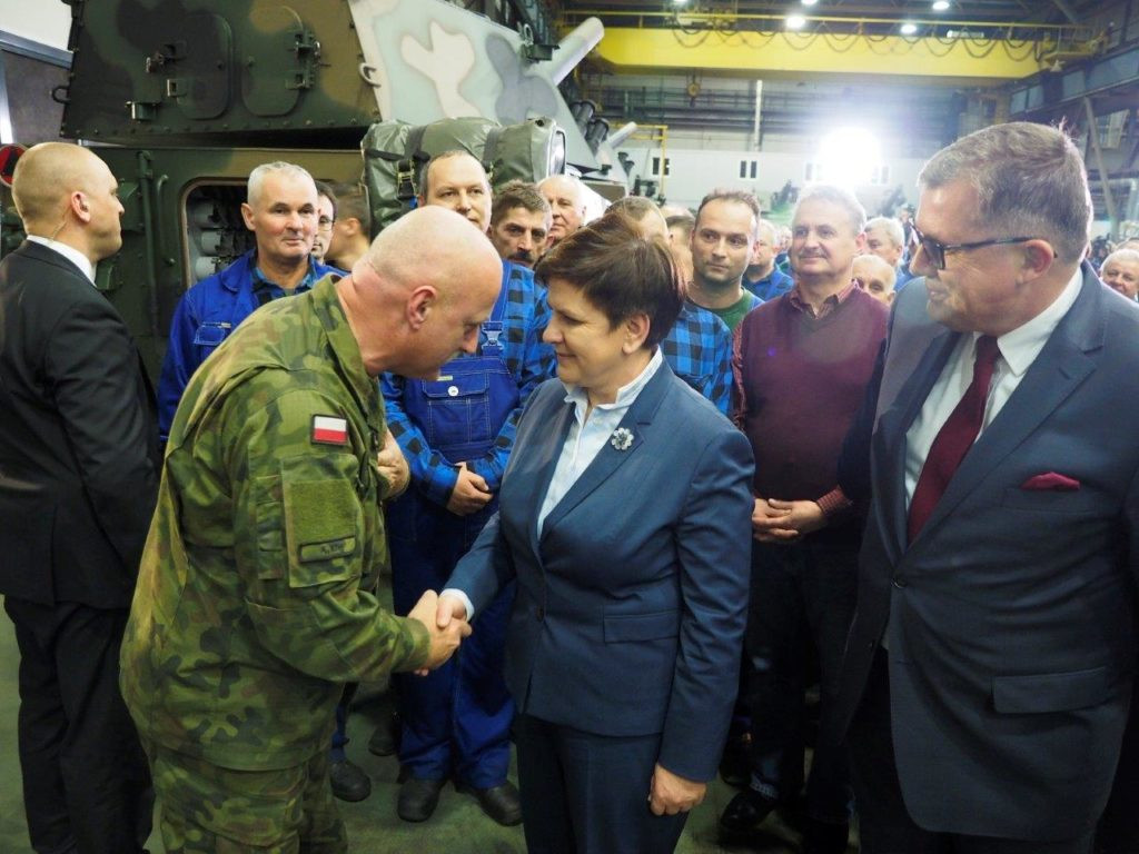 MON na wielkich zakupach w HSW. Premier i minister obrony w Stalowej Woli [ZDJĘCIA]