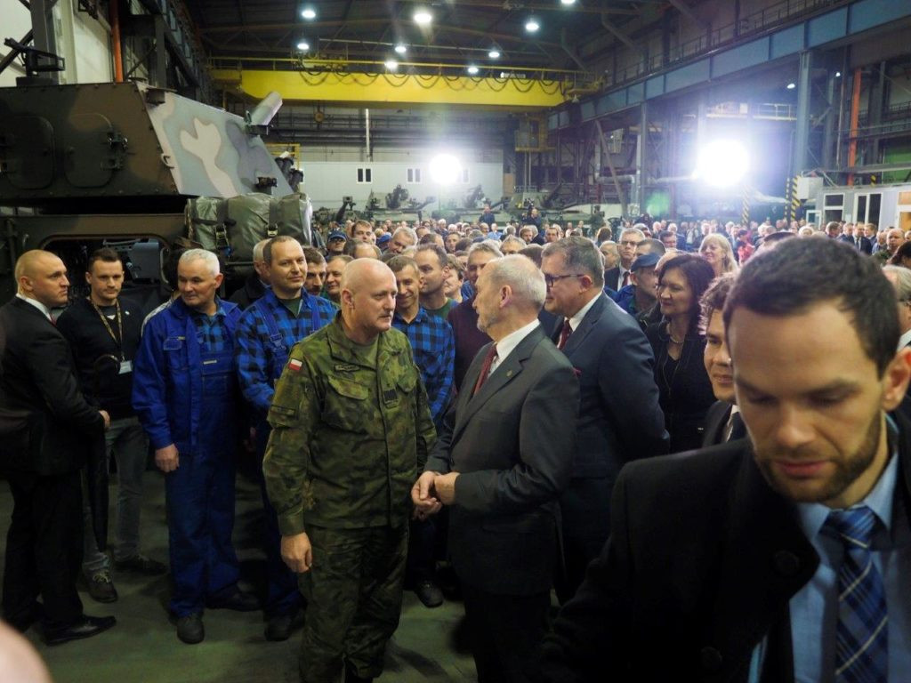 MON na wielkich zakupach w HSW. Premier i minister obrony w Stalowej Woli [ZDJĘCIA]