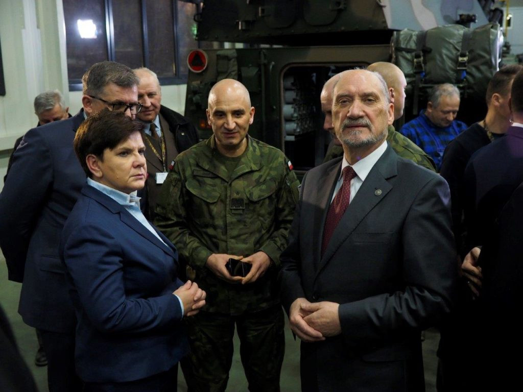 MON na wielkich zakupach w HSW. Premier i minister obrony w Stalowej Woli [ZDJĘCIA]