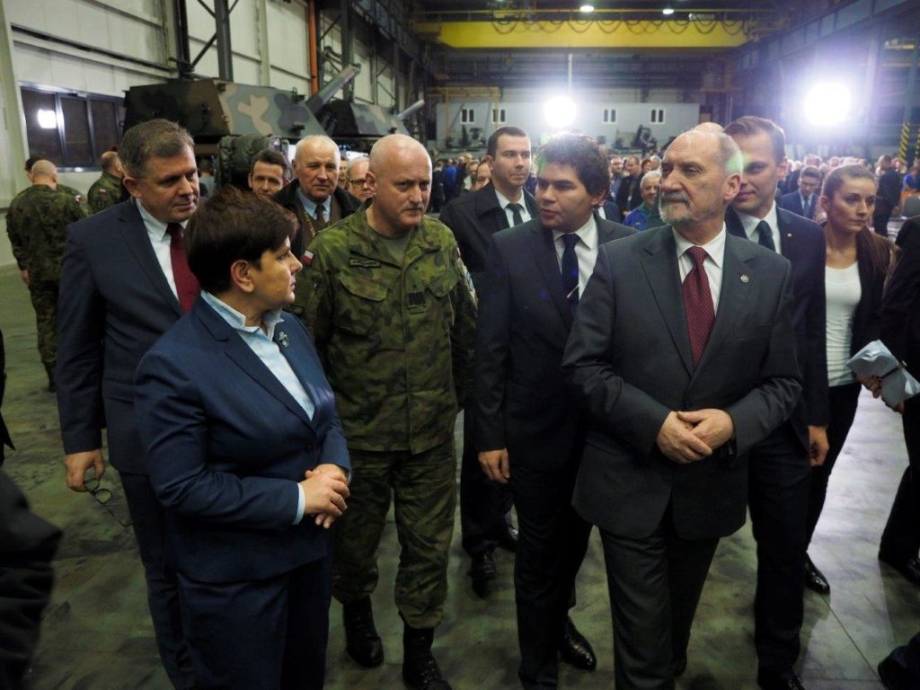 MON na wielkich zakupach w HSW. Premier i minister obrony w Stalowej Woli [ZDJĘCIA]