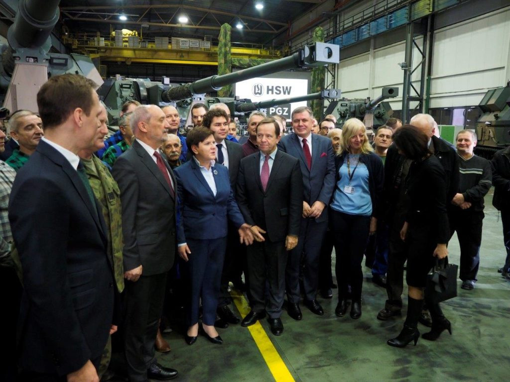MON na wielkich zakupach w HSW. Premier i minister obrony w Stalowej Woli [ZDJĘCIA]
