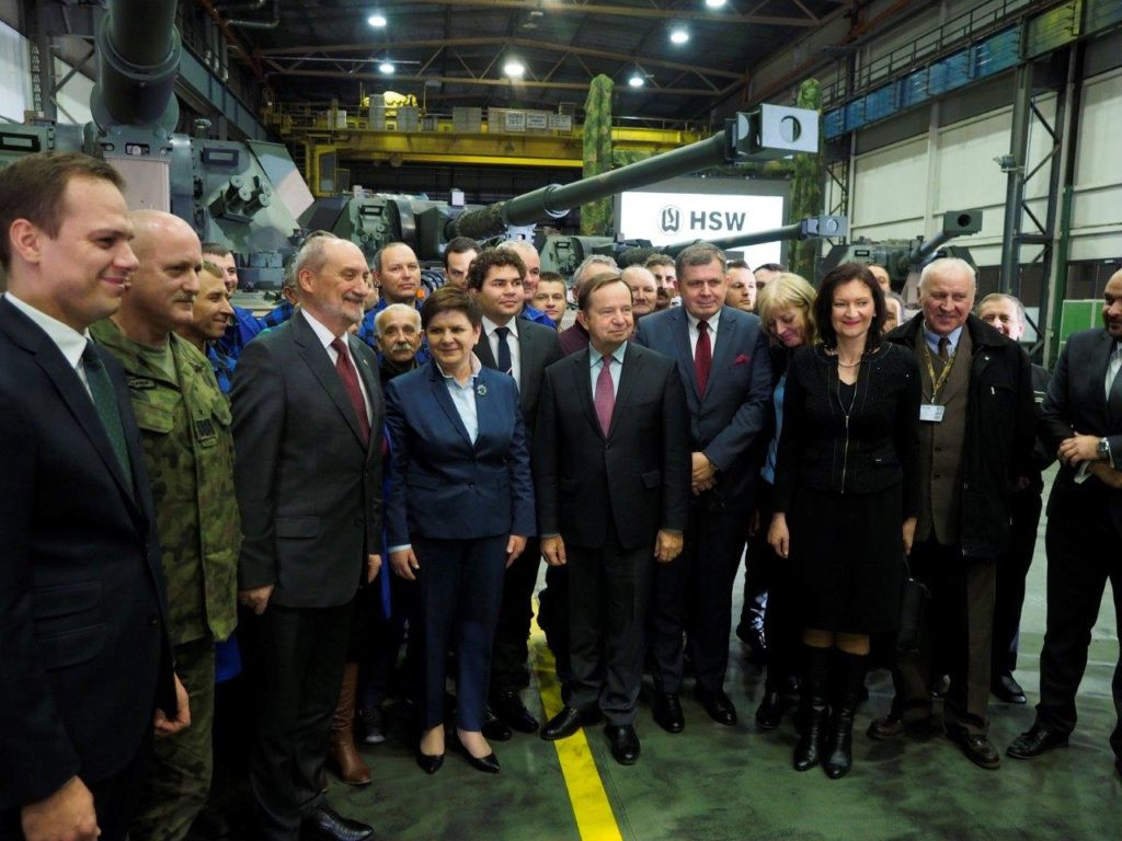 MON na wielkich zakupach w HSW. Premier i minister obrony w Stalowej Woli [ZDJĘCIA]