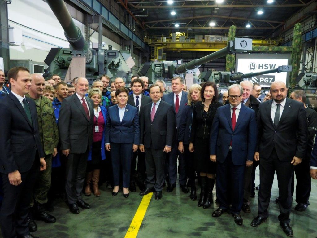 MON na wielkich zakupach w HSW. Premier i minister obrony w Stalowej Woli [ZDJĘCIA]