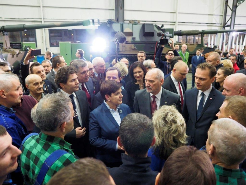 MON na wielkich zakupach w HSW. Premier i minister obrony w Stalowej Woli [ZDJĘCIA]