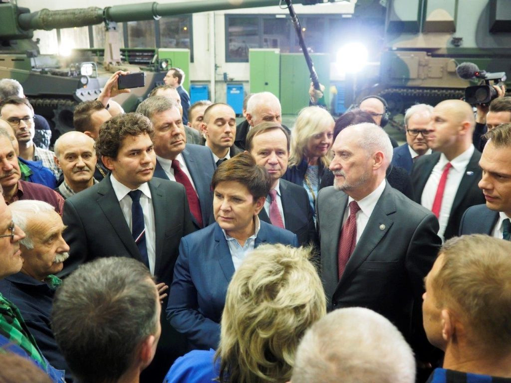 MON na wielkich zakupach w HSW. Premier i minister obrony w Stalowej Woli [ZDJĘCIA]