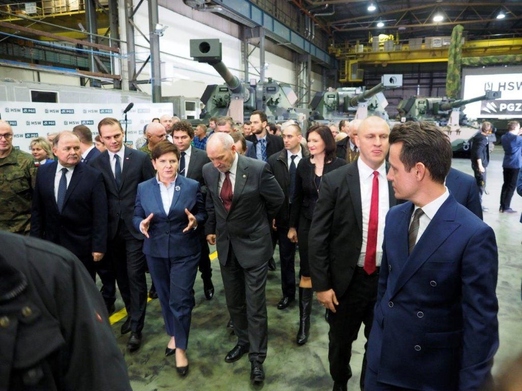 MON na wielkich zakupach w HSW. Premier i minister obrony w Stalowej Woli [ZDJĘCIA]