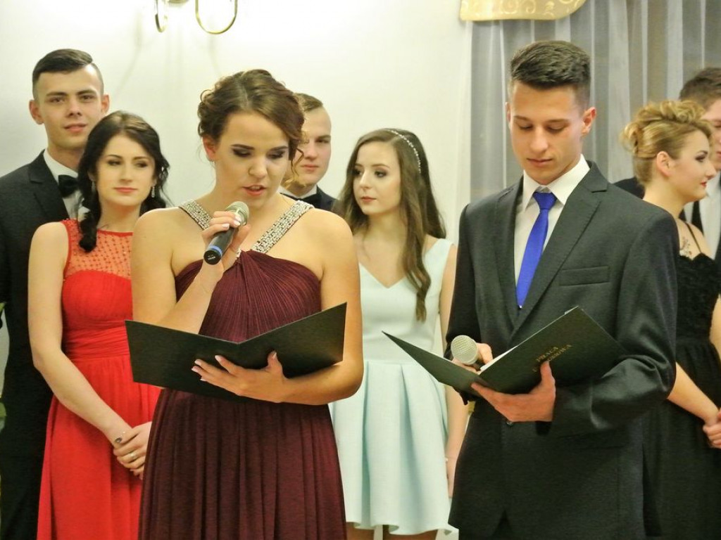 Studniówka Zespołu Szkół Nr 2 w Nowej Dębie - ZDJĘCIA