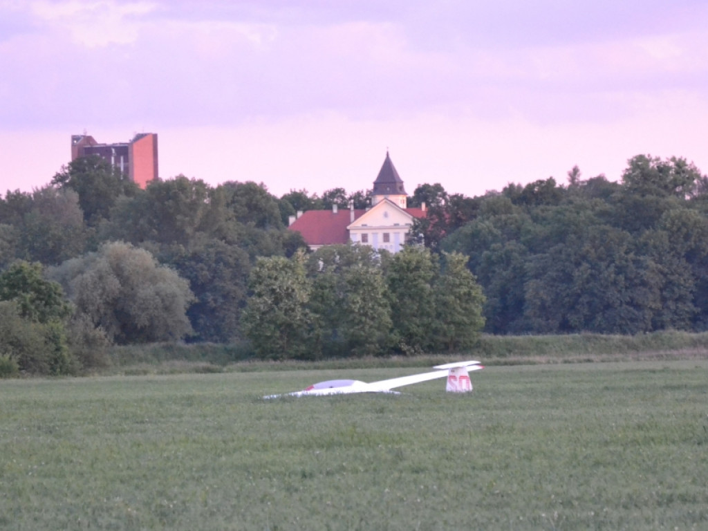 Przymusowe lądowanie szybowca w Tarnobrzegu [Zdjęcia]